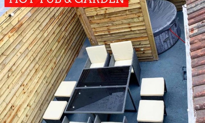 Blackpool Town Center Apartment | Deluxe Apartment with spa bath and hottub garden