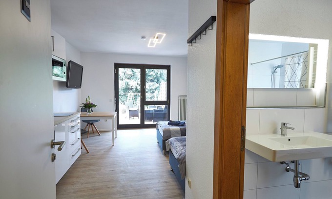 Offenbach am Main Apartment | Deluxe business studio apartment in modern boarding house - with terrace - public transport