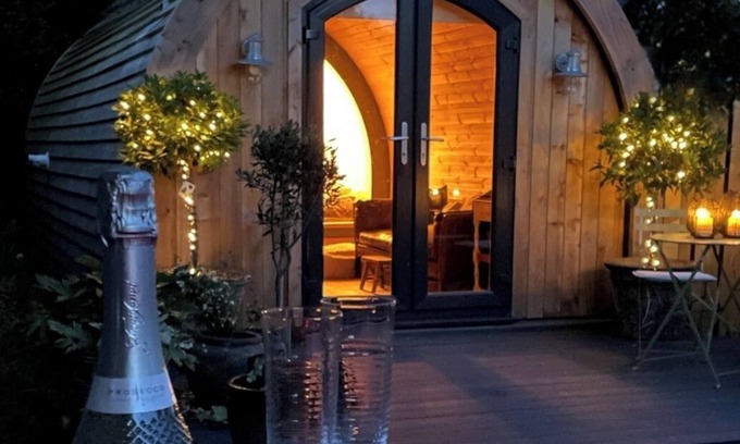 Jameston Cabin | Deluxe Cabin with Wood Fired Hot Tub & Log Burner