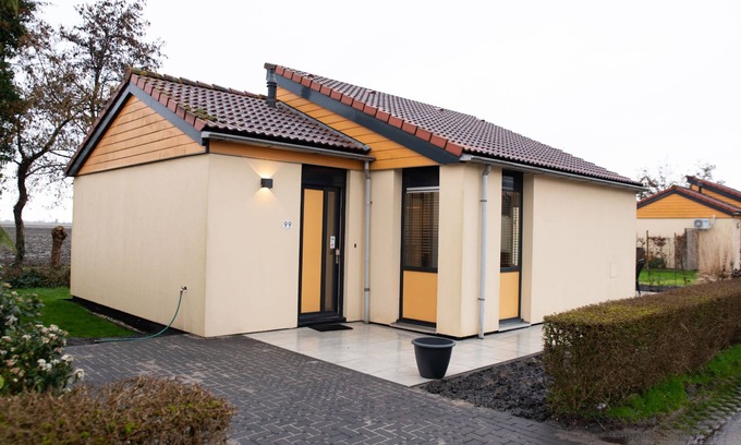 Zevenhuizen House | Deluxe Canal-Side Stay