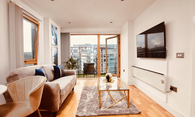 Leeds Apartment | Deluxe City Centre Apt Balcony View Free Parking