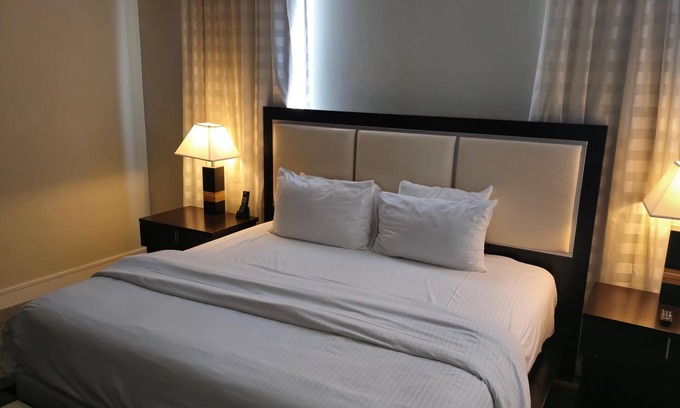Doral Condo | Deluxe Doral Studio Sleeps 4, Kitchen, Pool