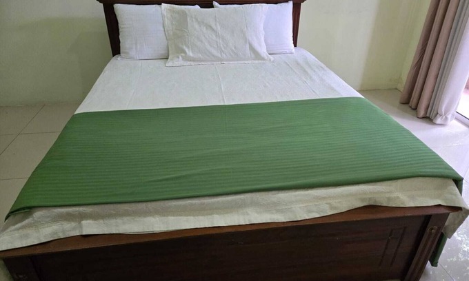 Thalawatugoda House | Deluxe Double/Family Room at Lush Lakeside Nature's Nook