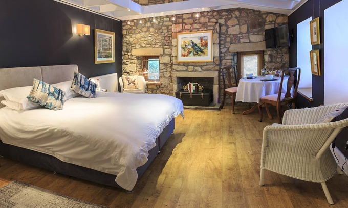 Falkland Bed & Breakfast | Deluxe double room with views of Falkland Palace