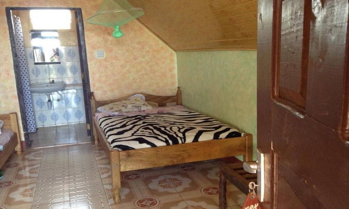 Kimana House | Deluxe Double Room with Bath