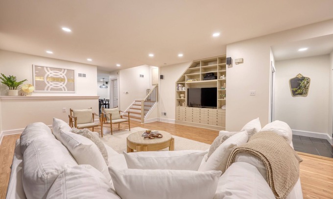 Historic Downtown Lancaster House | Deluxe Downtown Lancaster 3BD - Rooftop & Parking
