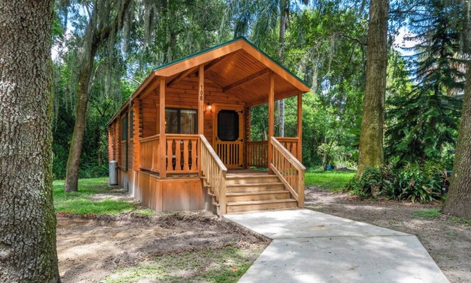 Thonotosassa Cabin | Deluxe Family Cabin with Porch - Happy Travelers RV Resort