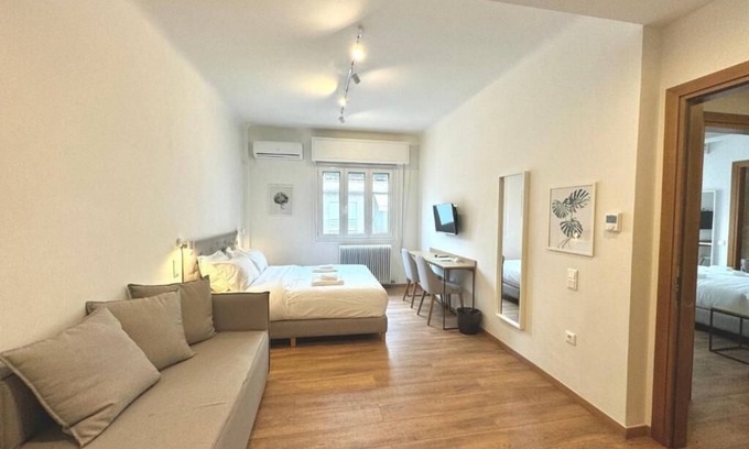 Kaisariani Apartment | Deluxe Family Suite 2 Bedrooms 2 Queens R6