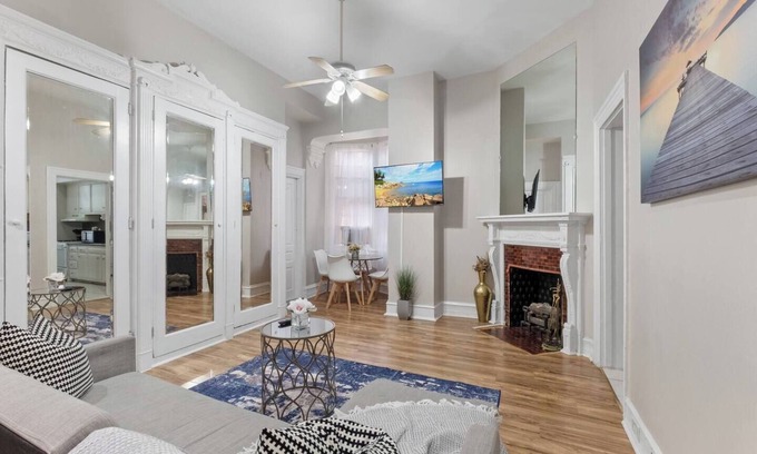 Washington Square West Apartment | Deluxe Flat in Center City