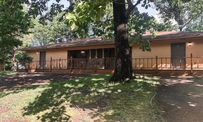 Golconda House | Deluxe Four Bedroom Relaxing Bungalow w/Two Kitchens!