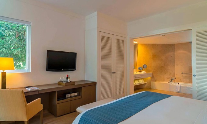 Pisco Hotel | Deluxe Garden King at Hotel Paracas | w/Outdoor Pool & Minutes to Chaco Beach