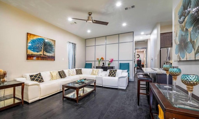 Northside House | Deluxe House in the Heart of Houston