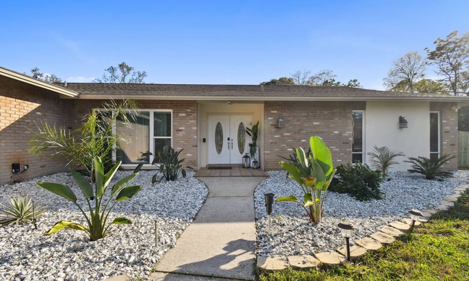 New Port Richey House | Deluxe House with 3 bedrooms, 2 bathrooms & Heated Pool