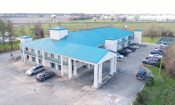 Greenwood Hotel | Deluxe Inn & Suites