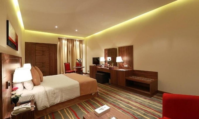 Al Muraqqabat House | Deluxe King Room Near Al Reem Tower By Luxury Bookings
