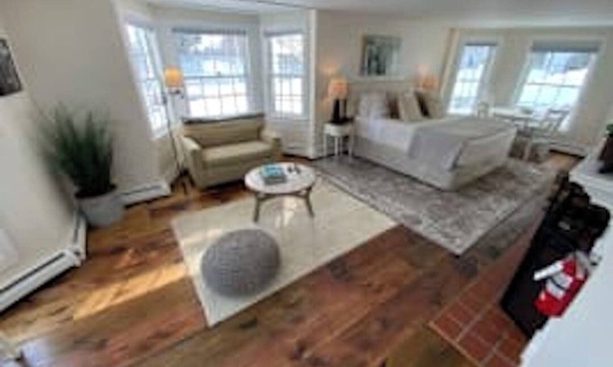 West Dover Resort | Deluxe King Room w/pull-out love seat and fireplace