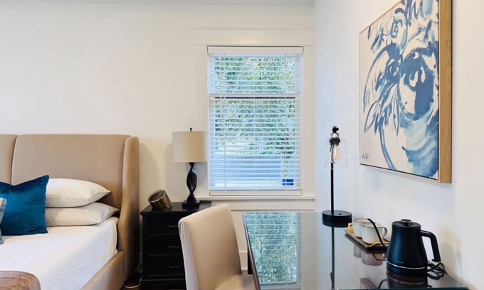 West Side House | Deluxe Master King Bedroom Private Bathroom Central Vancouver
