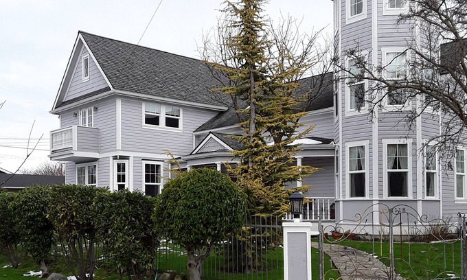 Anacortes House | Deluxe Master Suite inside a Victorian home, across from historic Causland park.