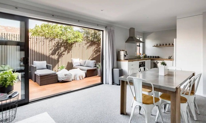 Hamilton North House | Deluxe, Modern Townhouse In Central Location - 3 Bedrooms All With Ensuite
