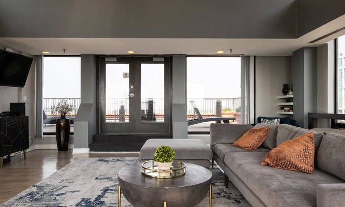 Oak Park Apartment | Deluxe Oak Park 1BR w/Lounge & Roof, nr Downtown, by Blueground