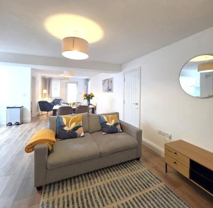 Ely Apartment | Deluxe One Bed Flat at Dawe Luxury Suites - An Entire Apartment near Ely Cathedral & Train Station - Ideal Gateway to Explore Ely, Cambridge, Norfolk & London - Sleeps up to 4