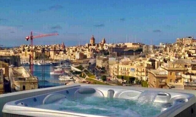 Cospicua Bed & Breakfast | Deluxe Penthouse Suite: Jacuzzi, Private Terraces, Breathtaking Views!