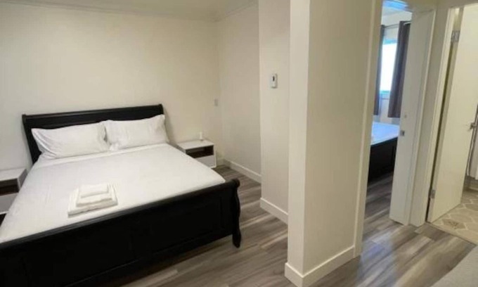 East Kootenay Hotel | Deluxe Queen Suite in Awe-Inspiring Radium