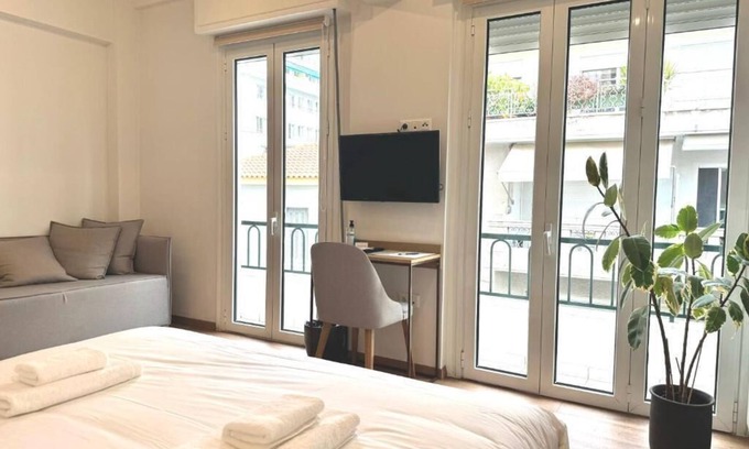 Kaisariani Apartment | Deluxe Queen or 2 Single Beds - R2 with balcony