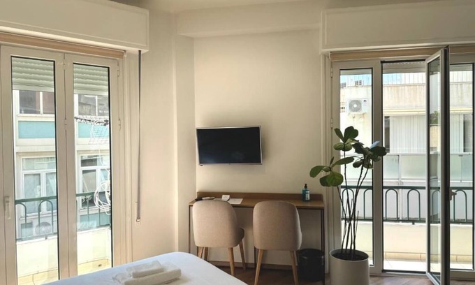 Kaisariani Apartment | Deluxe Queen or 2 Single Beds - R4 with balcony