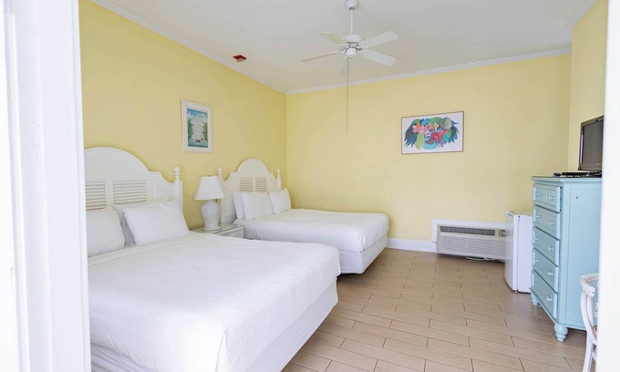 Historic Seaport Apartment | Deluxe Queen & Pet Friendly - Curry Mansion Inn