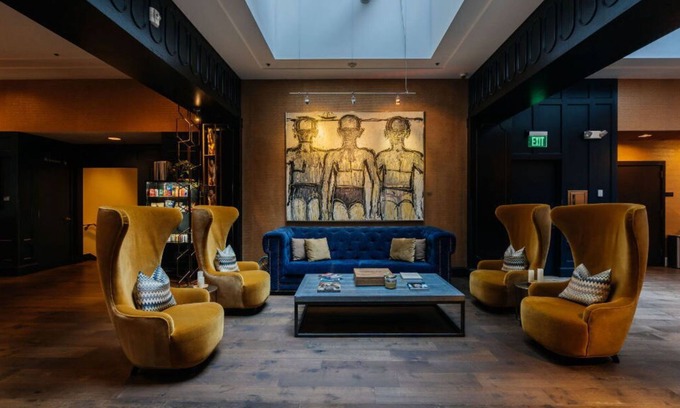 Downtown Portland Apartment | Deluxe Queen | Vibrant Locale + Pulitzer Display
