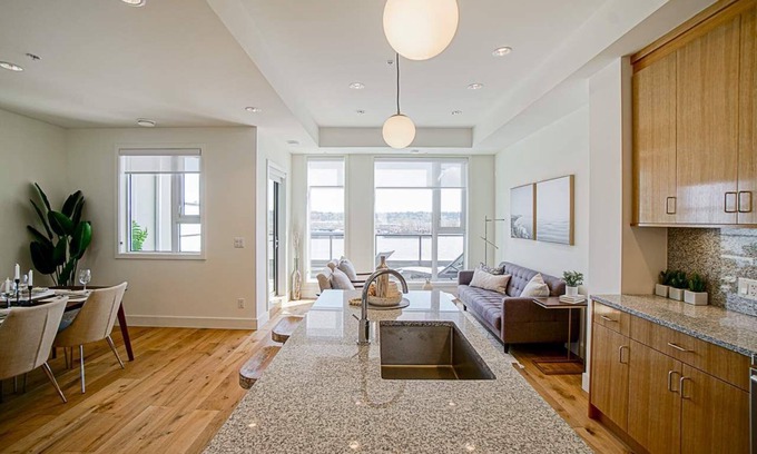 Downtown New Westminster House | Deluxe River View 2 Bedroom Townhome 3 Mins to Columbia Sky Train and Pier Park