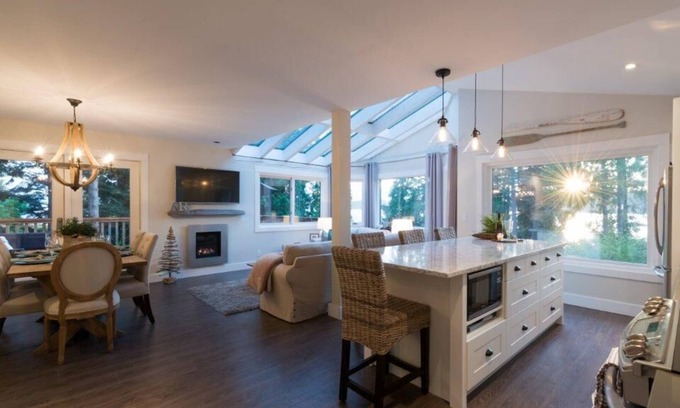 Halfmoon Bay Cottage | Deluxe romantic couple cottage overlooking the ocean