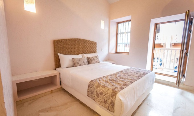 Centro Hotel | Deluxe Room @Walled City with Balcony