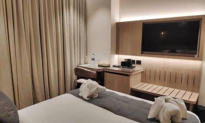 Andheri East Apartment | Deluxe room in MIDC Andheri E