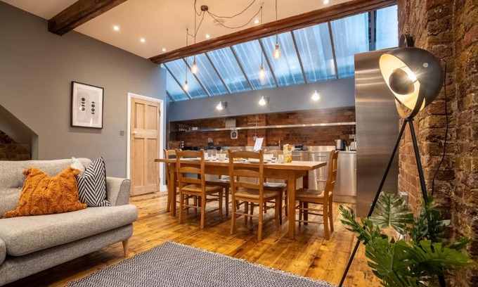 Bethnal Green Apartment | Deluxe Rustic Style Two Bedroom Bethnal Green - Yard View