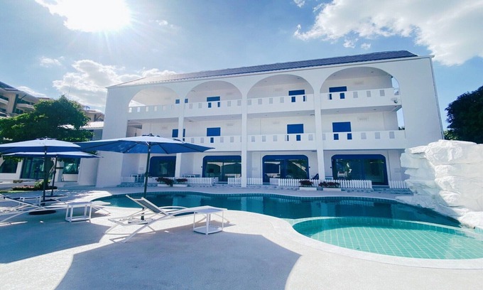 Na Chom Thian House | Deluxe Seaview Double | Luxury by the Shore