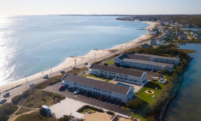 Mara Vista Resort | Deluxe suite at the oceanfront Surfside Resort