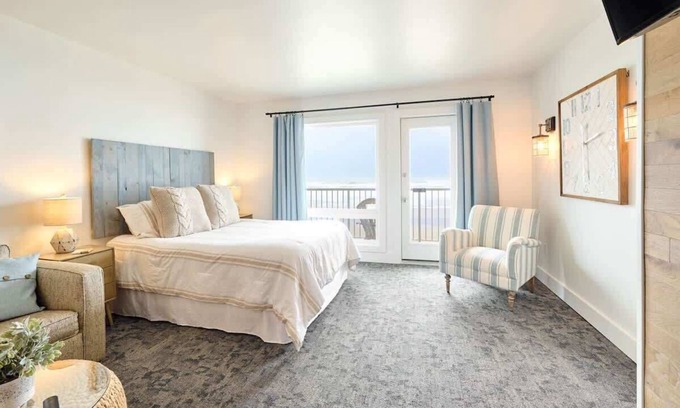 Logsden Condo | Deluxe Suite for 6, King Bed & Ocean Views, Pool and Hot Tub!