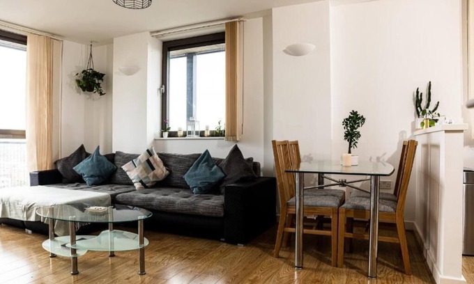 Shadwell Apartment | Deluxe Two Bedroom Apartment with Ensuite Shower