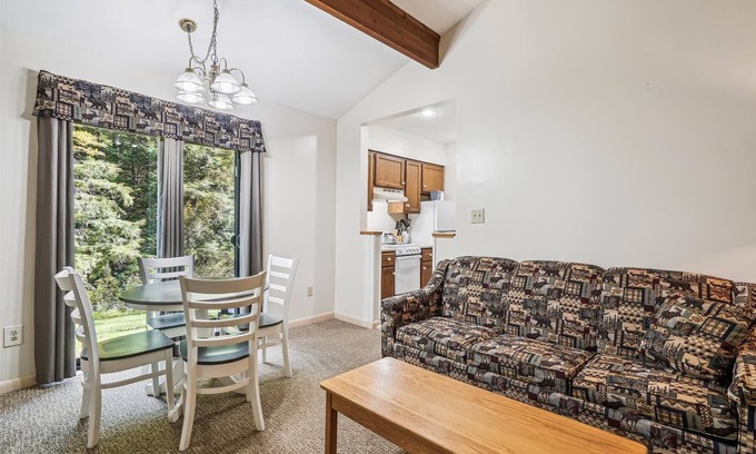 West Bridgewater Hotel | Deluxe Two Bedroom Suite on the 1st floor with outdoor heated pool 10506