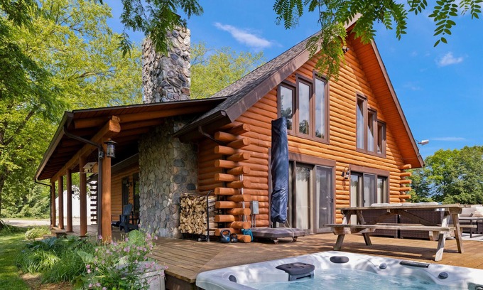 Rolling Prairie House | Deluxe Vacay Home on Idyllic 15 acres-Pool, Spa, Stocked Pond, Firepit, EV Chger