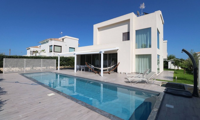 Carrozziere Villa | Deluxe Villa with private pool and jacuzzi 2km from Ortigia, Sicily