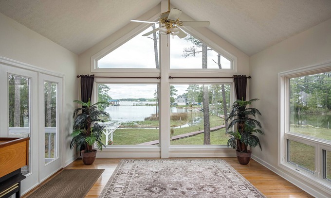 Achilles House | Deluxe Waterfront Family Escape. Fishing, Kayaking, Crabbing in your backyard!