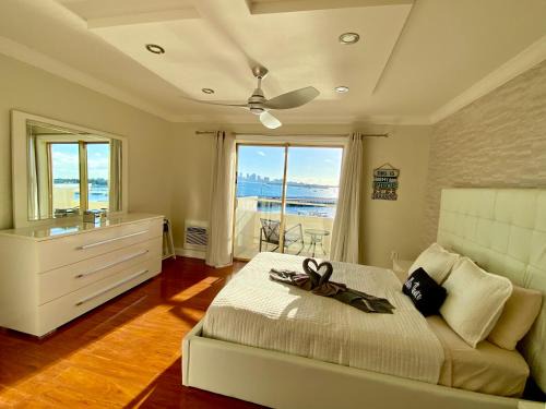 North Bay Village Apartment | Deluxe waterfront one bedroom apartment with Miami Skyline view, free parking 5 mins drive to Miami Beach