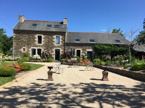 Yvias Bed & Breakfast | Demeure du Porzou, chambres d'hôtes de charme dans demeure d'exception, parc paysager, spa, massages, proche Paimpol, classé 4 épis