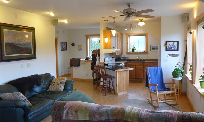 McKinley Park House | Denali Park Place - Alaskan elegance