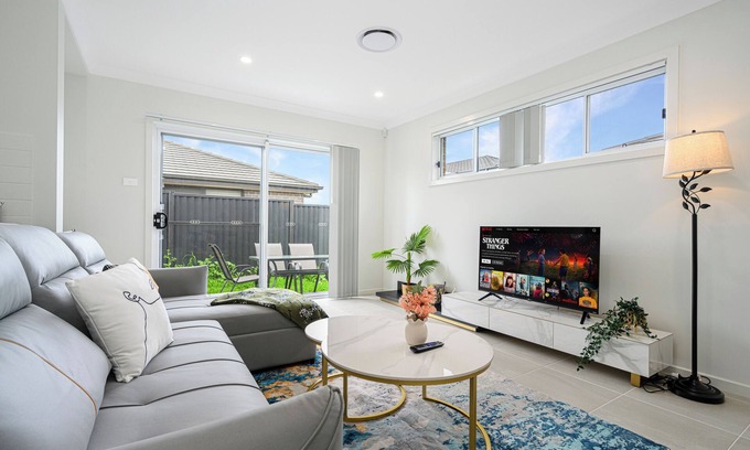 Denham Court House | Denham Court 4Br with Central AC & WiFi near Coles