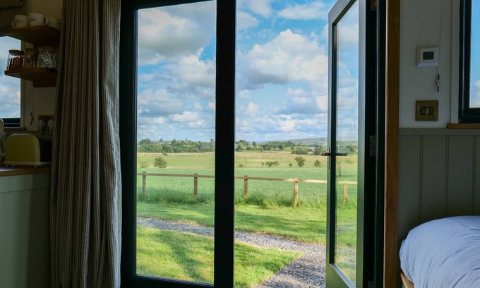 Clitheroe Cottage | DENHAM'S REST, character holiday cottage, with a garden in Gisburn