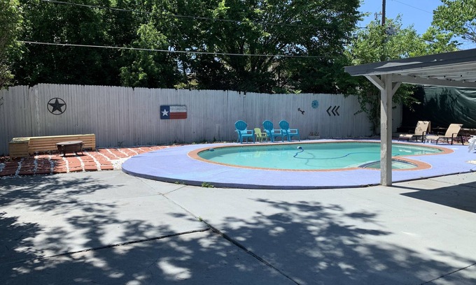 Grand Prairie House | "DENMARK" * POOL *HOT TUB* FIRE-PIT * GAME ROOM *